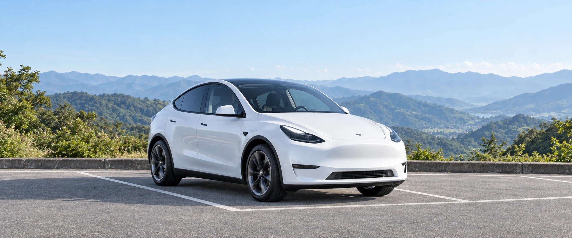 白色 Tesla Model Y 停放於山腰停車場,生成示意圖